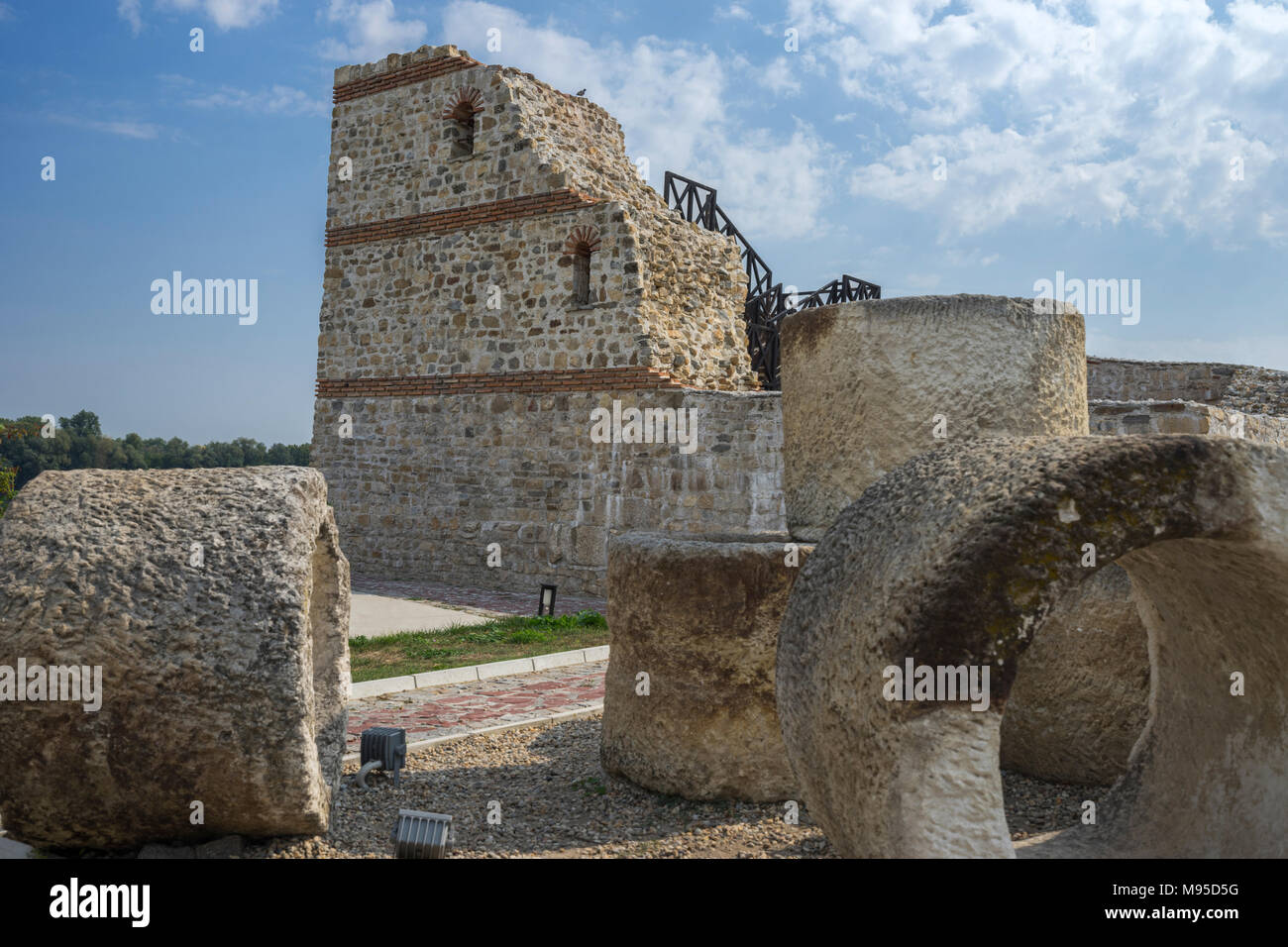 Stein Festung Turm aus der militärischen schloss Dimum, Bulgarien Stockfoto