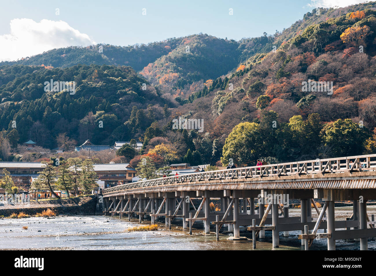 Arashiyama Herbst Ahorn und Togetsukyo Brücke in Kyoto, Japan Stockfoto
