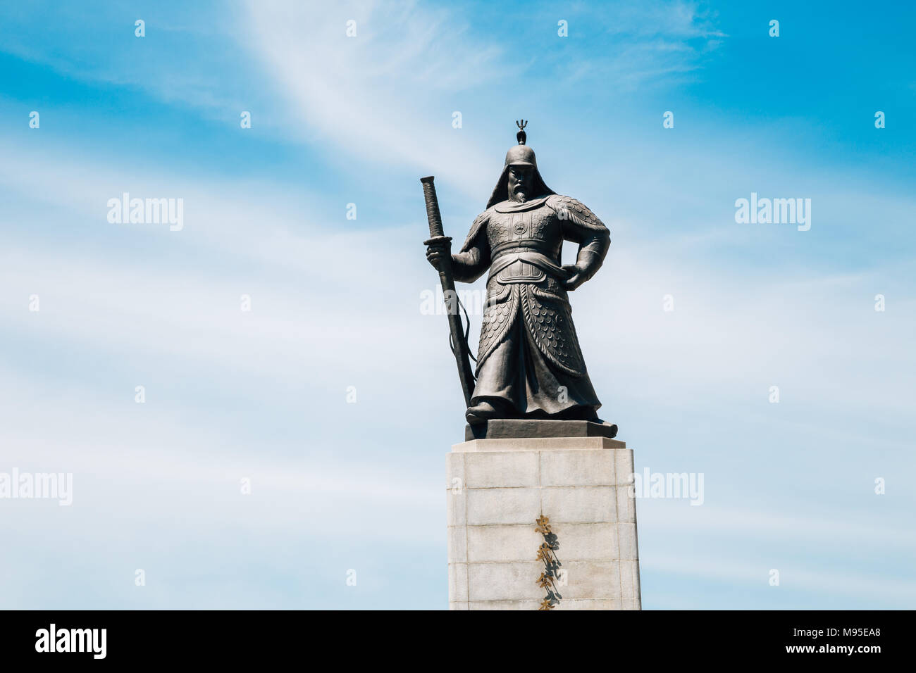 Seoul, Korea - Mai 7, 2016: Admiral Yi Sun-Shin statue am Gwanghwamun Platz Stockfoto