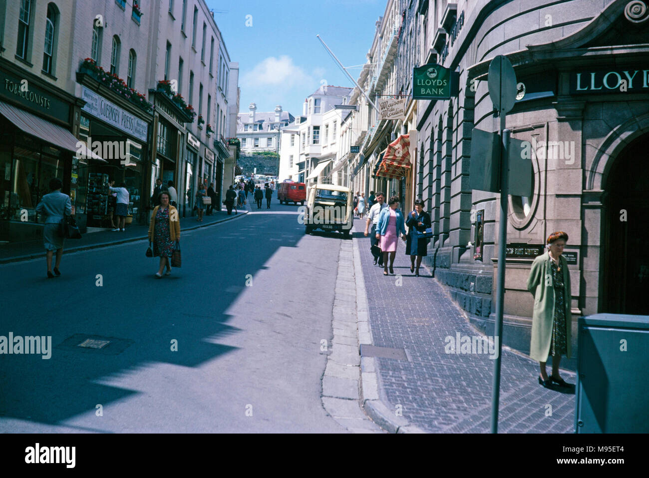 High Street in St. Peter Port, Guernsey, Kanalinseln, im Juli 1967 mit der Lloyds Bank Gebäude im Vordergrund. Stockfoto