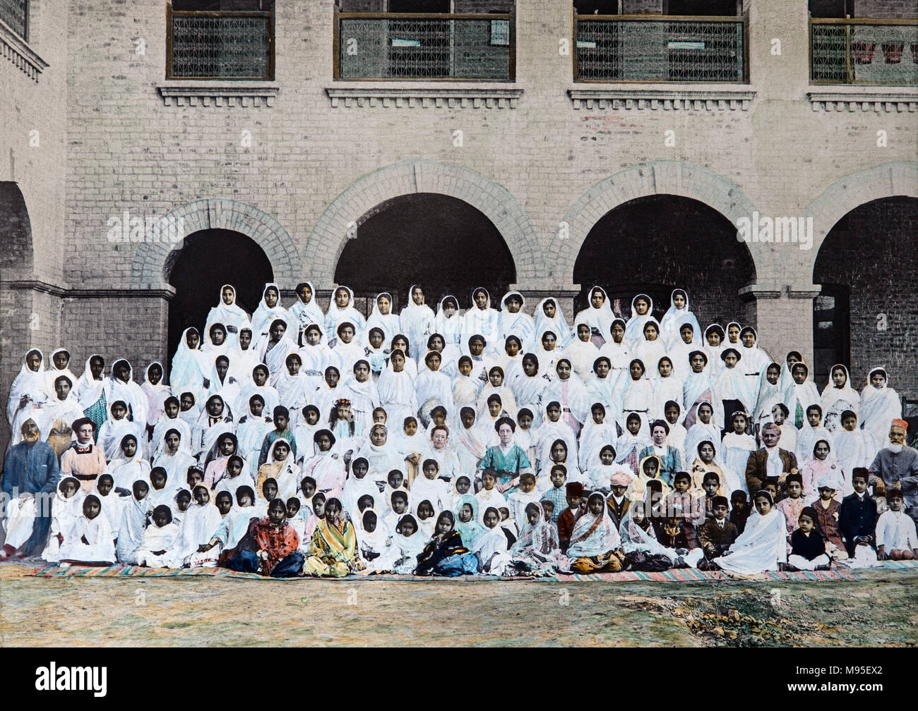 Schüler und Lehrer stellen an der Kinnaird High School in Lahore, irgendwann während der späten viktorianischen Periode. Hand getönte Foto. Stockfoto
