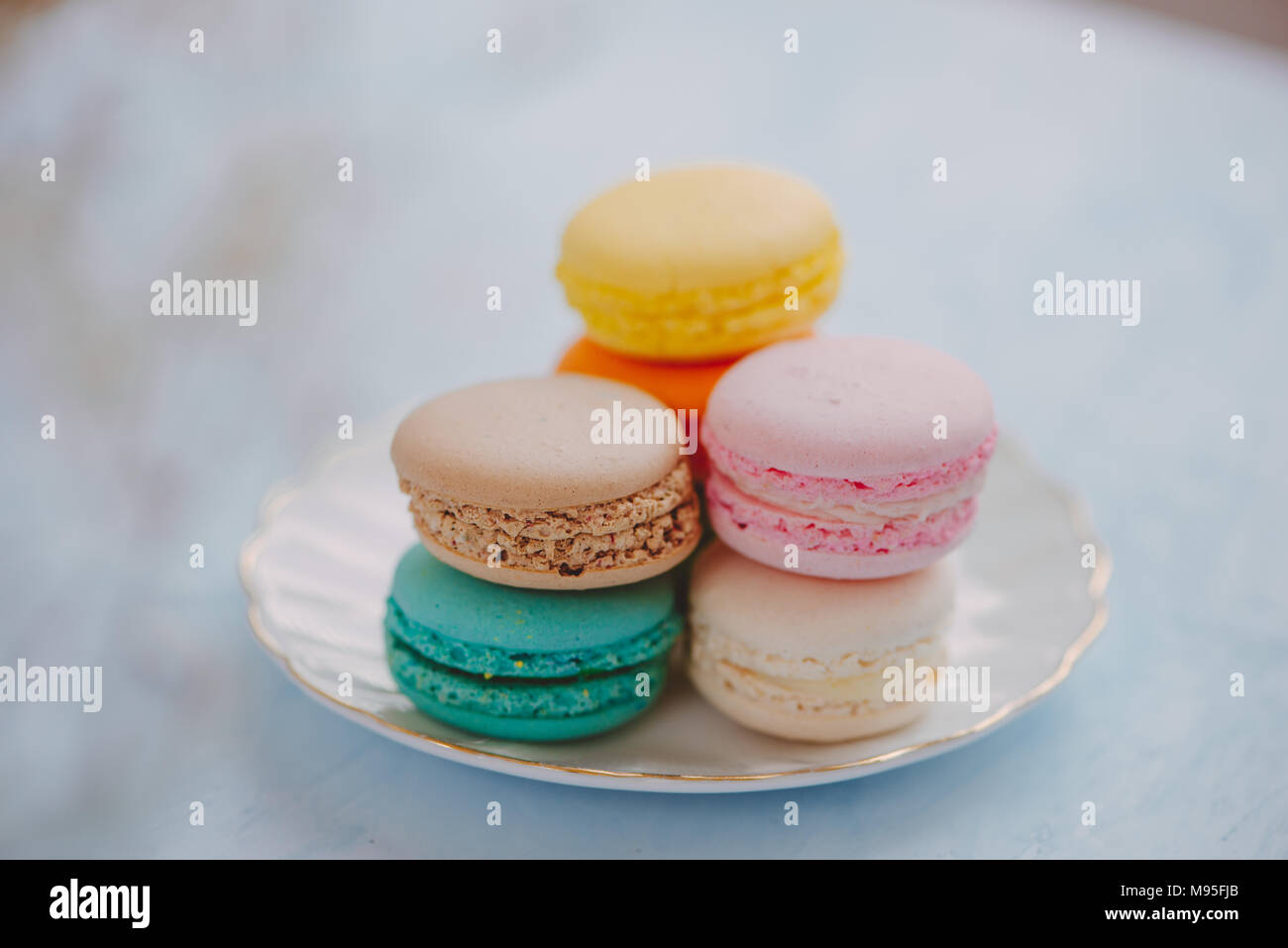 Köstliche französische Dessert. Farbenfrohen Pastelltönen kuchen Macaron oder Makronen Stockfoto