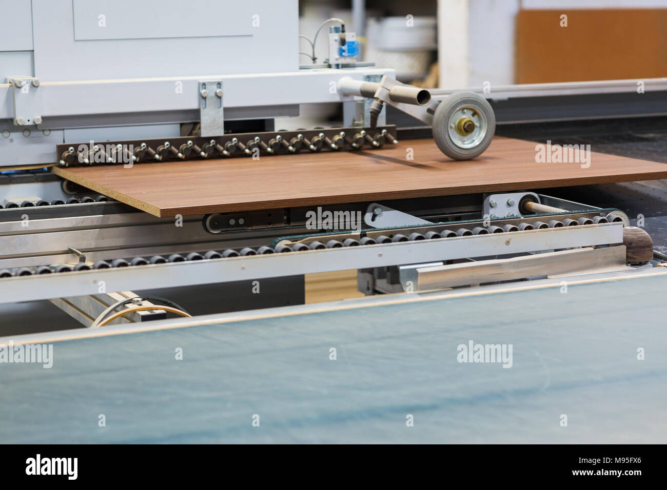 Spanplatten auf Förderbändern in der Möbelfabrik Stockfoto
