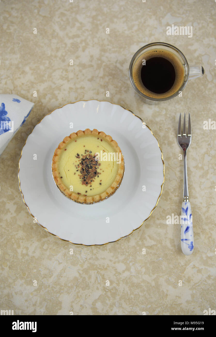 Essen flach mit Eierstich tart Dessert mit Kaffee Stockfoto