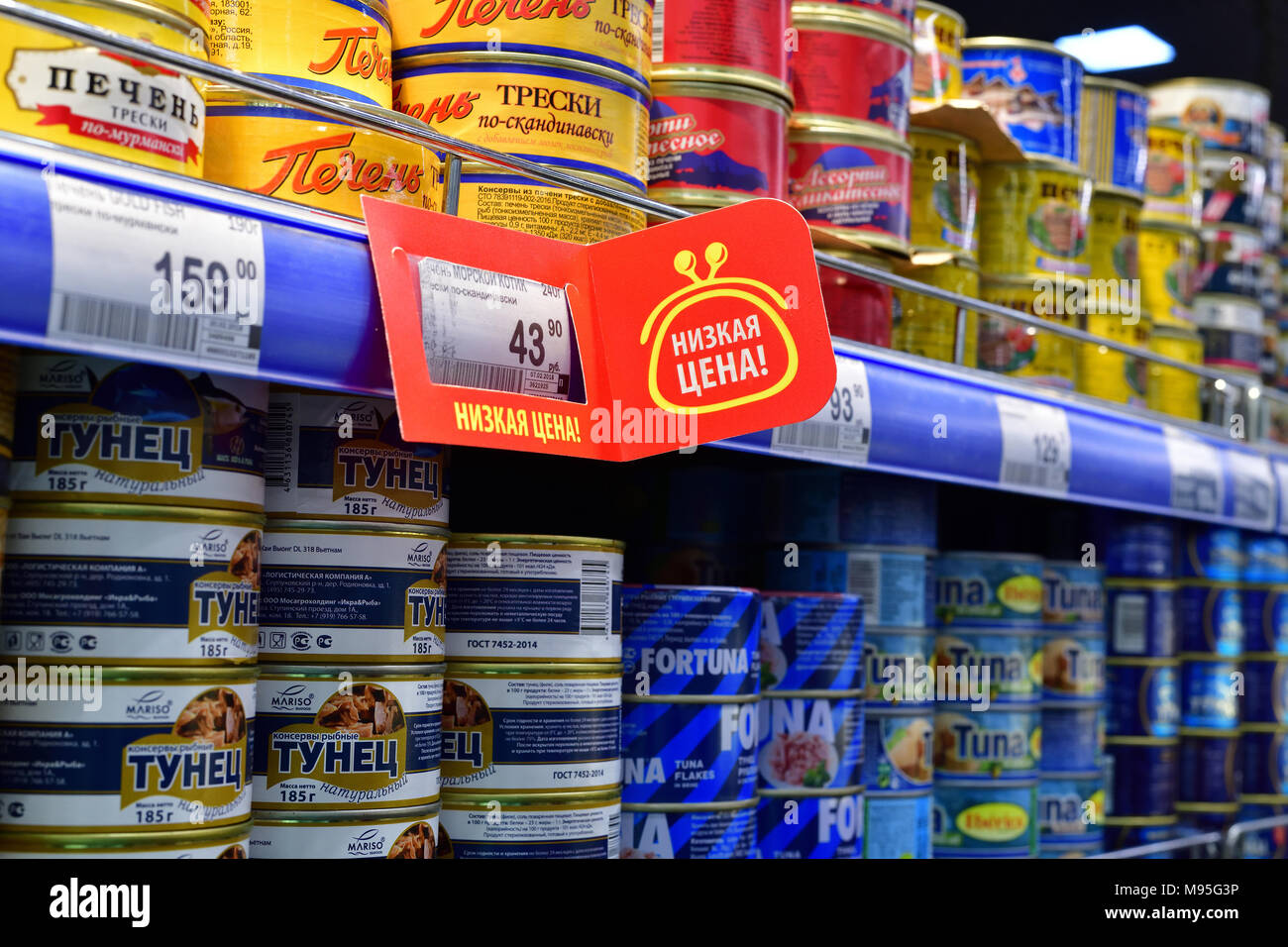 Moskau, Russland - am 18. März. 2018. Dosenfisch in Perekrestok store Stockfoto