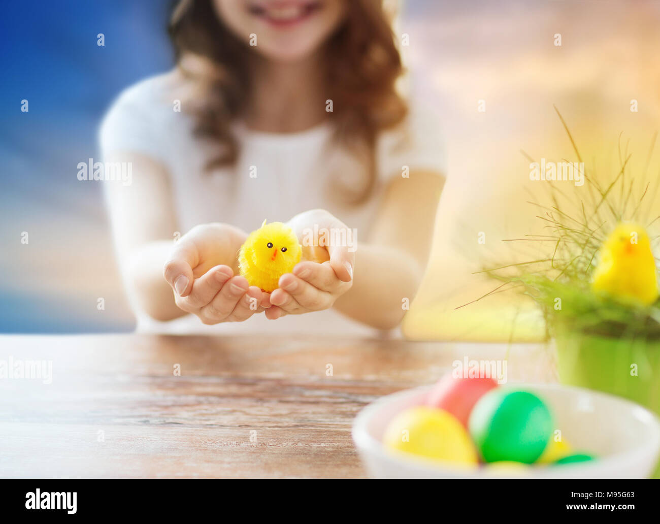 Nahaufnahme der Mädchen, dass Ostern Spielzeug Huhn Stockfoto