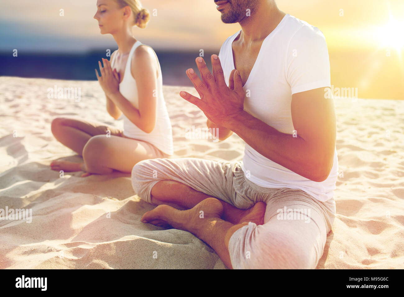 Nahaufnahme der Paar Meditation am Strand Stockfoto