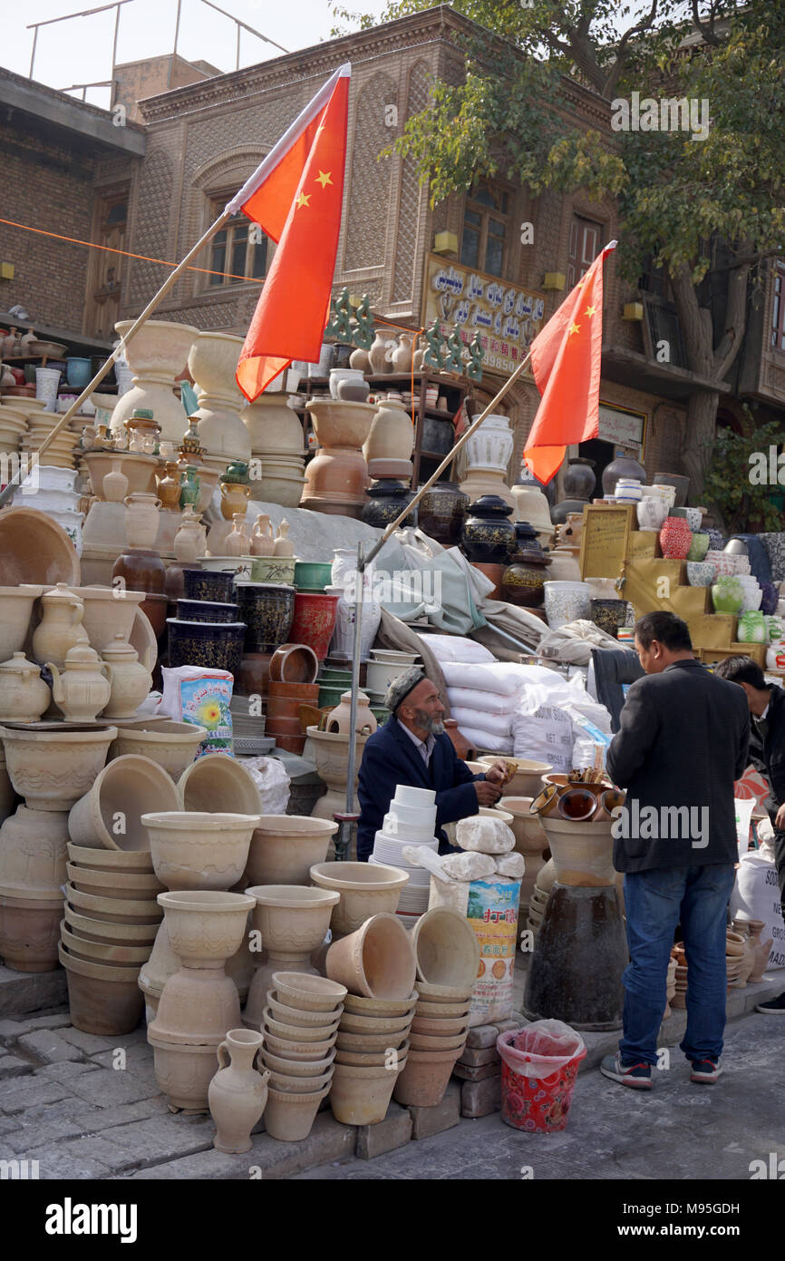 Die wiederaufgebaute Stadtmauer in der Altstadt von Kashgar in Xinjiang, China Stockfoto