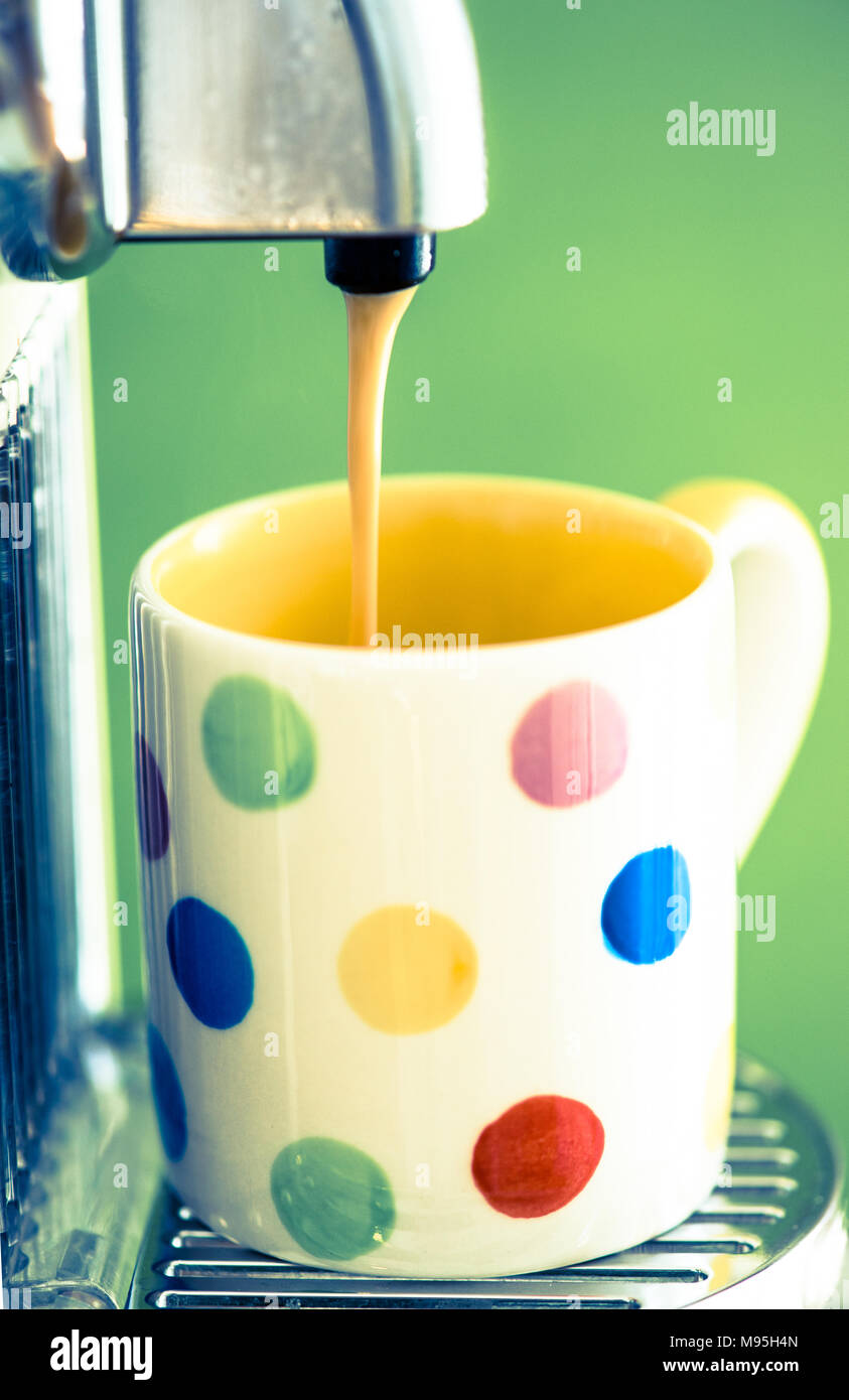 Kaffeemaschine brauen einen italienischen Espresso Kaffee Stockfoto