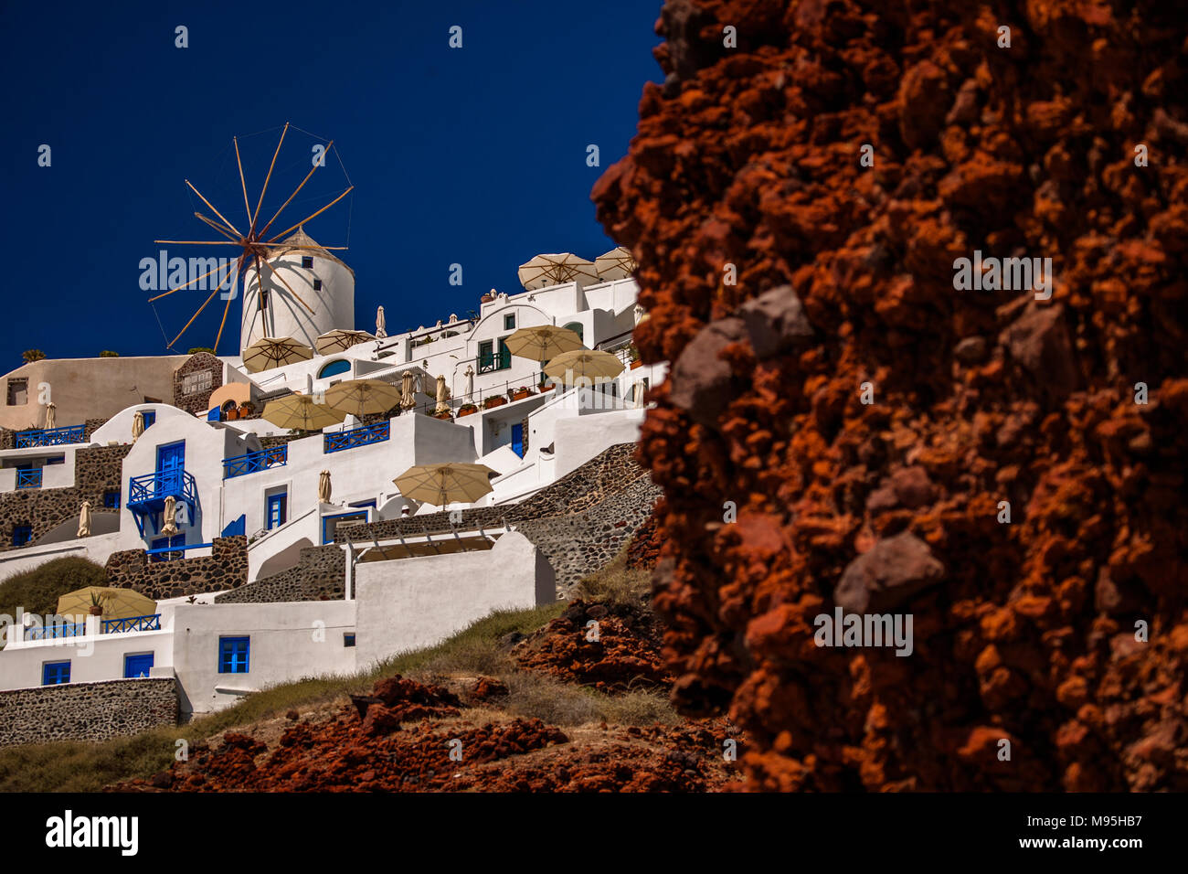 Ein traditionelles Mühle sitzt auf dem weißen Klippen Dorf Armeni, Santorini, Griechenland Stockfoto