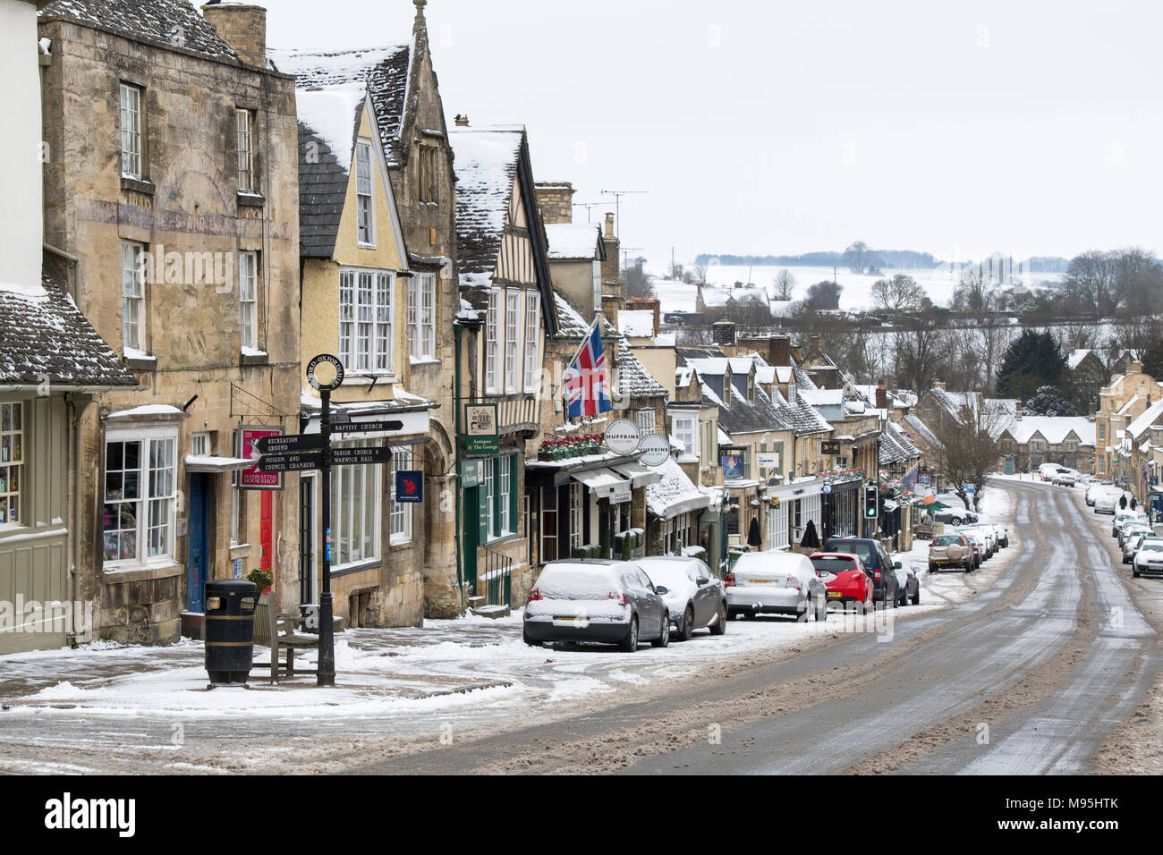 Burford High Street im Winter Schnee. Burford, Cotswolds, Oxfordshire, England Stockfoto