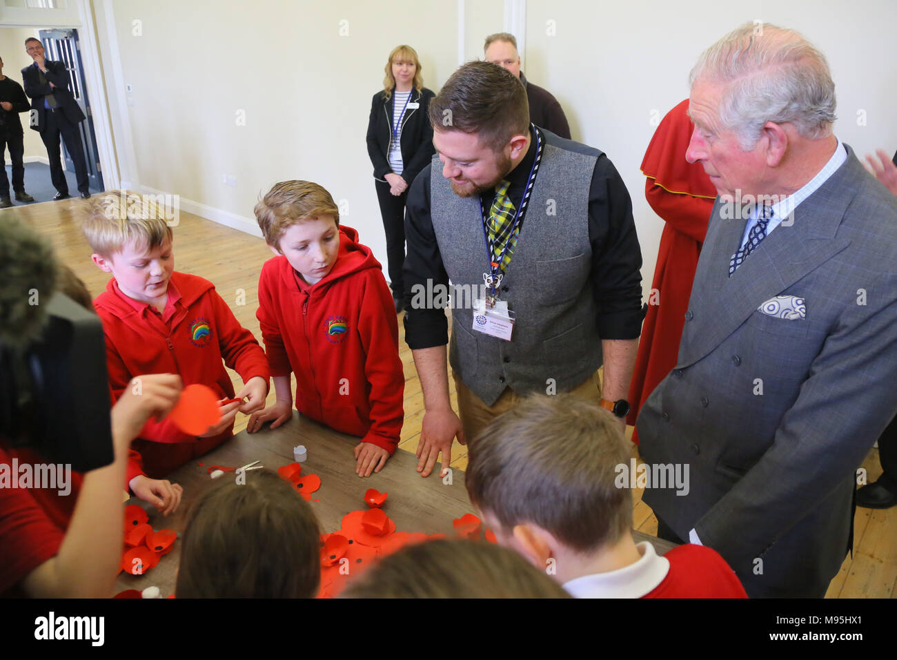 Der Prinz von Wales trifft sich Mitarbeiter und Kinder von Coads Grün Grundschule, bei einem Besuch in der Kathedrale von Truro in Cornwall, für kommunale Gruppen und Unternehmen die Nutzung der neu renovierten Alten Kathedrale Schule erfüllen. Stockfoto