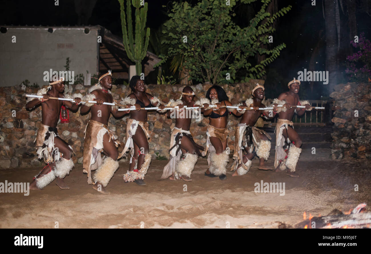 Afrikanischer Mann und Frau tanzen in traditionellen Kostümen für Touristen in Südafrika Lodges Stockfoto