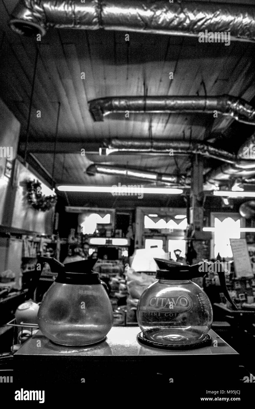 Verblasste Kaffeekannen in einem amerikanischen Diner in Texas, USA Stockfoto