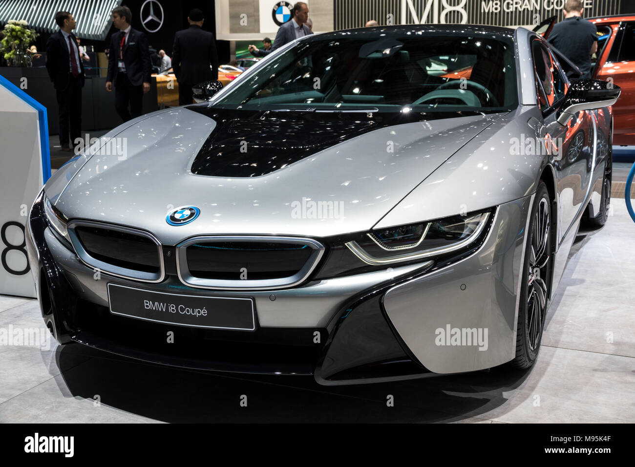 Genf, Schweiz - 7. MÄRZ 2018: Vorderansicht eines BMW i8 Coupé e-sport auto  auf dem 88. Internationalen Automobilsalon in Genf präsentiert  Stockfotografie - Alamy