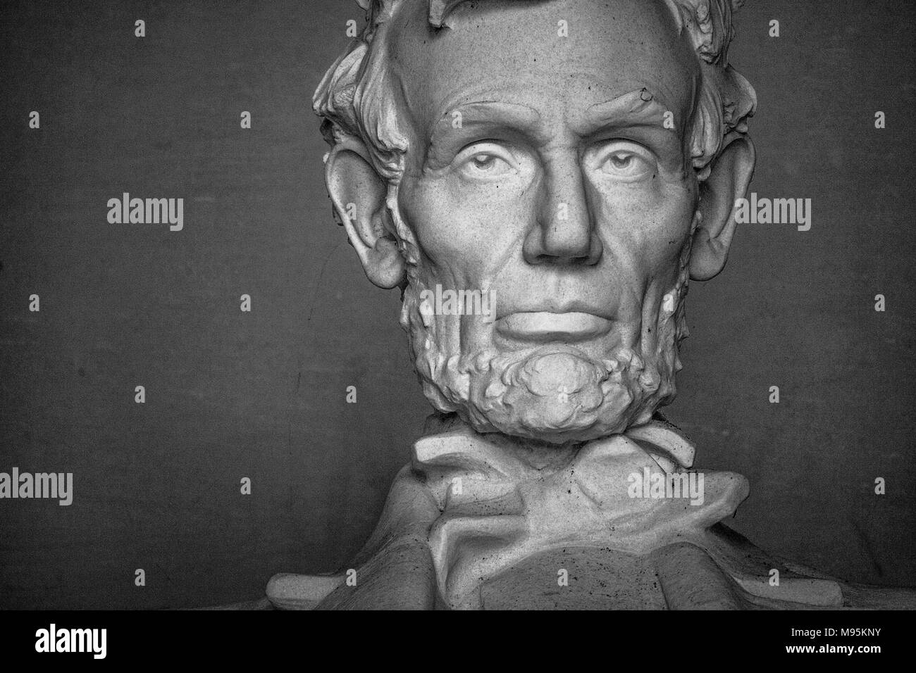 Ein schwarz-weiß Drucken der Kopf von Abraham Lincoln im schwindenden Licht, Lincoln Memorial, Washington DC, USA Stockfoto