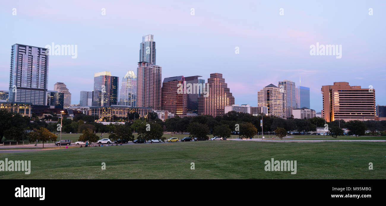 Austin Texas U-Bahn in die Stadt leuchtet Riverside Drive Colorado River Waterfront Stockfoto