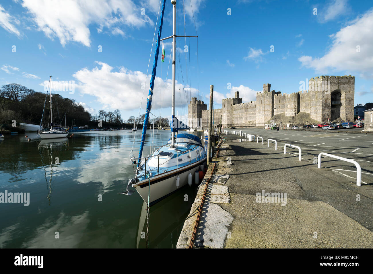 Caernarfon Castle vom Hafen im Norden von Wales UK gesehen Stockfoto