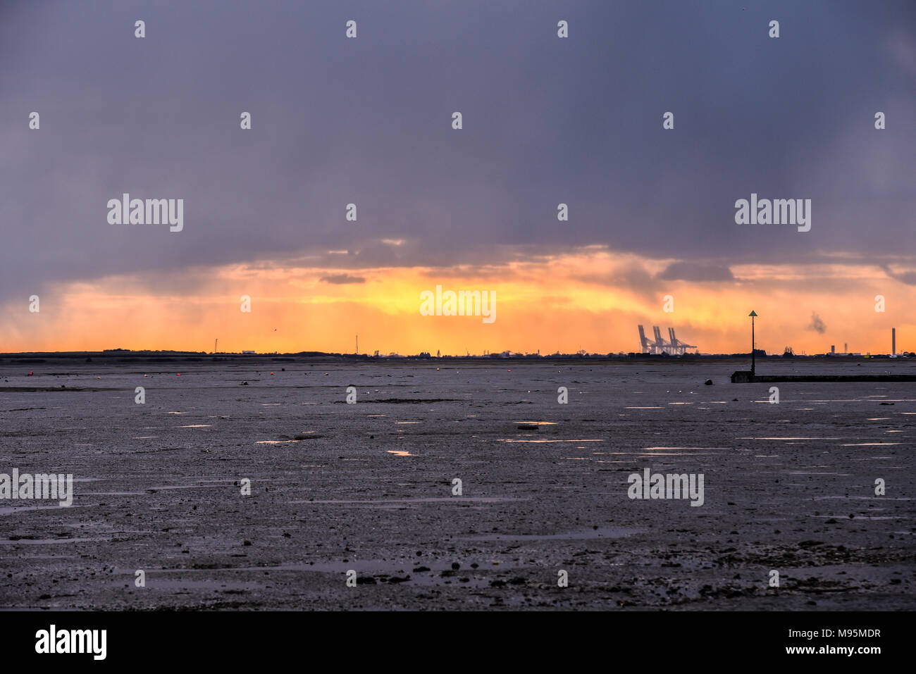 Sonnenuntergang hinter zwei Tree Island und Canvey Island aus Leigh-on-Sea, Essex mit DP World London Gateway port Krane. Ausdehnung von vorland Stockfoto