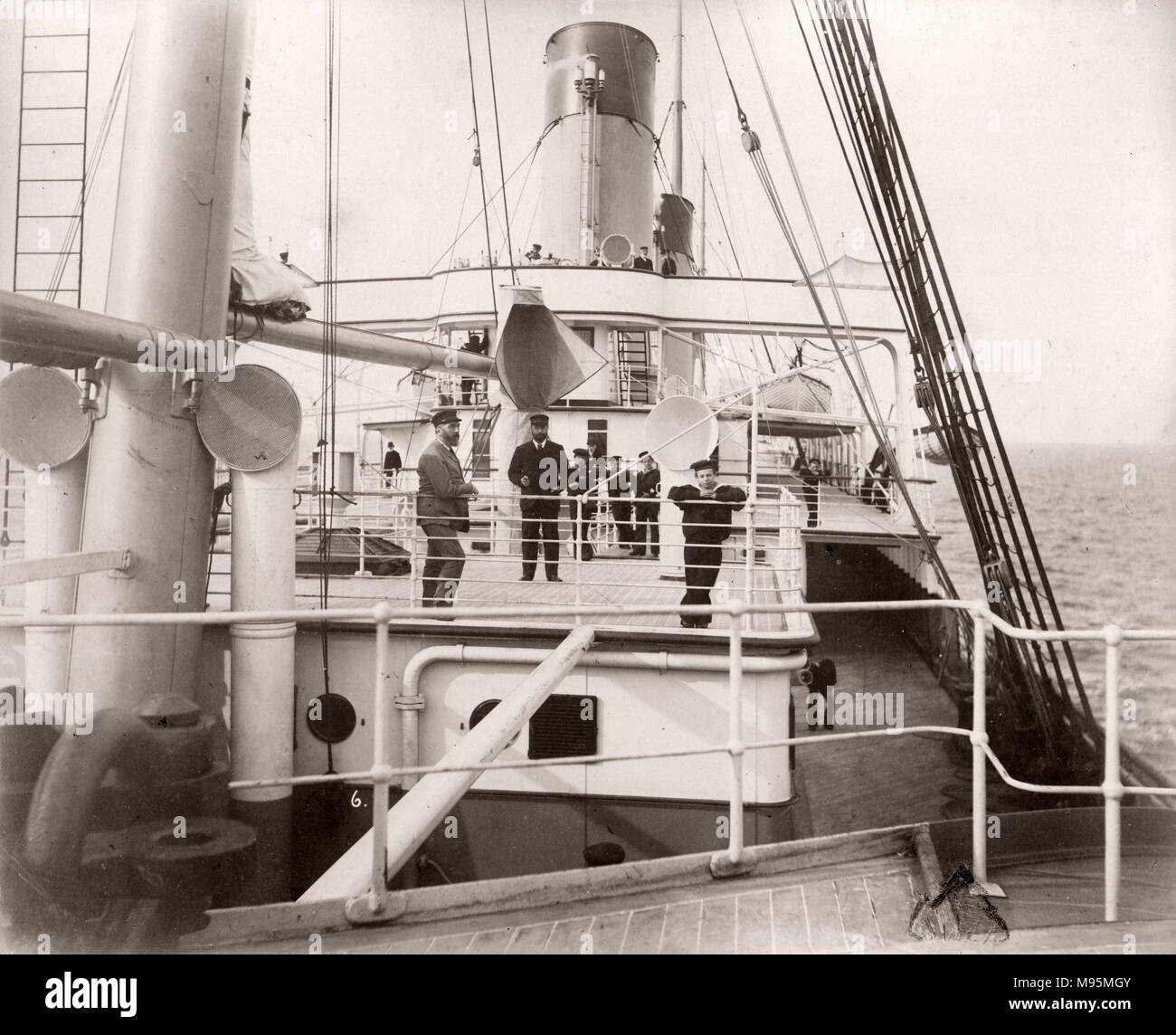 1889 Foto-RMS Teutonic - aus einem Album der Bilder im Zusammenhang mit der Einführung des Schiffes, die von Harland und Wolff in Belfast gebaut wurde, für die White Star Line - später Bekanntheit zu erreichen, da der Inhaber der Titanic. Das Album zeigt das Innere des Schiffes, Mitglied der Besatzung, Kreuzfahrten, inklusive einem Besuch an Bord durch den Deutschen Kaiser und den Prinzen von Wales, sowie viele Bilder von anderen Besuchern. Dieses Bild-Deck des Deutschen Ordens Stockfoto