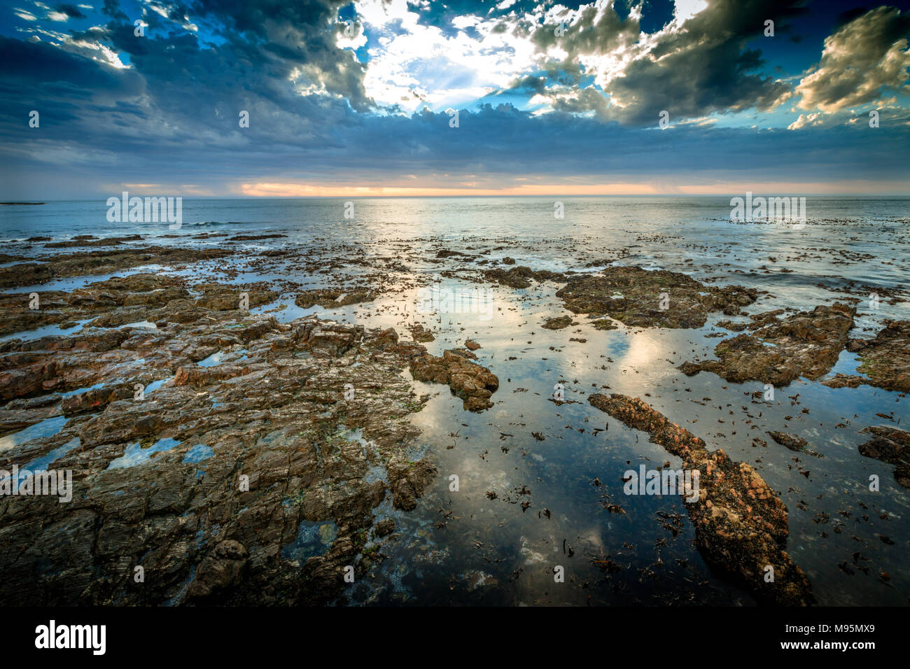 Schöne Sicht auf dramatische Wolken über dem Atlantik, aus Mouille Point Promenade in Kapstadt, Südafrika. Stockfoto