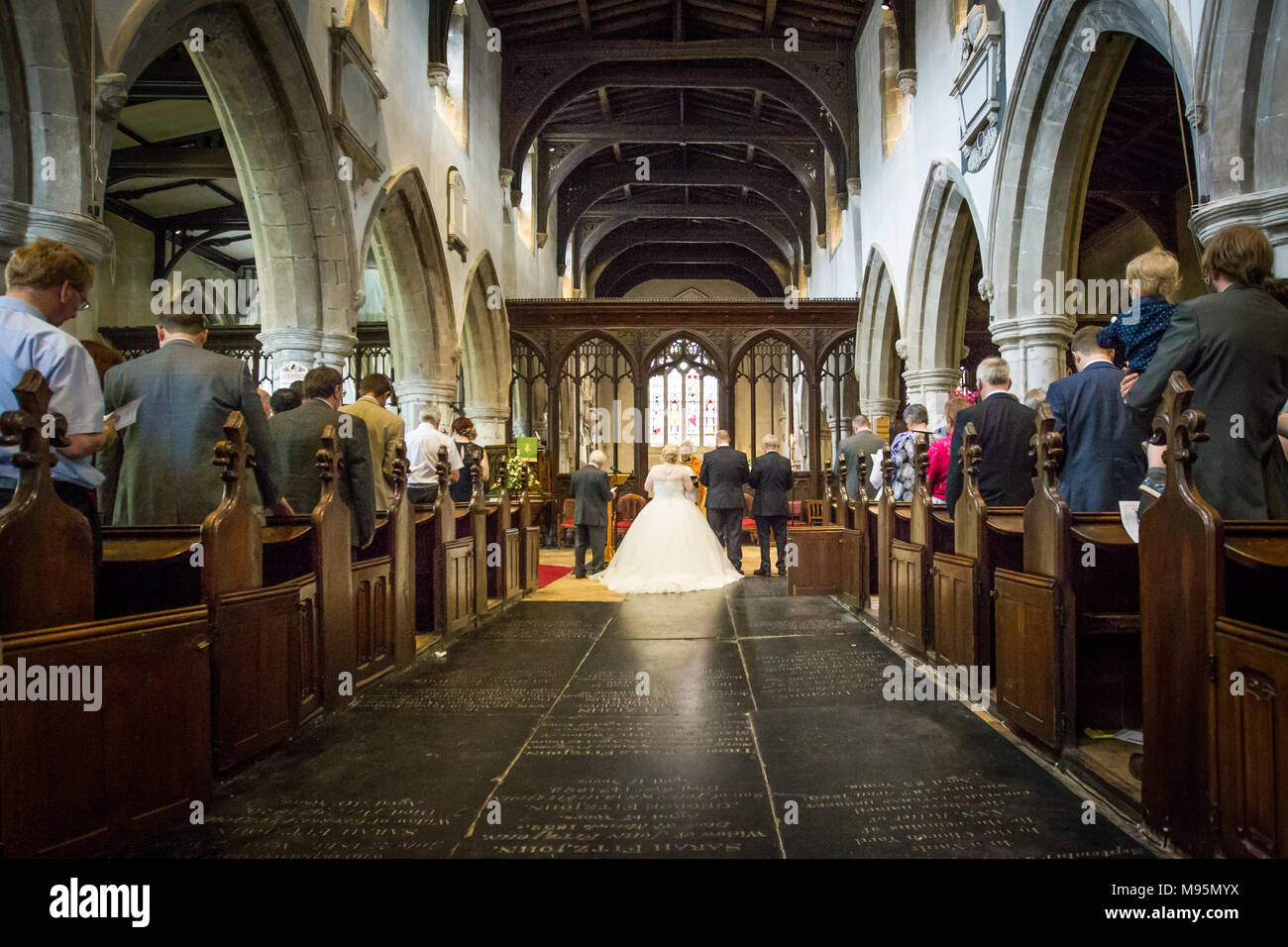 Braut und Bräutigam heiraten in der Kirche Stockfoto
