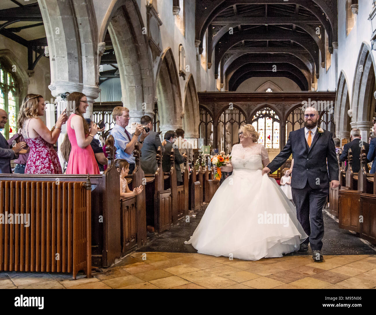 Braut und Bräutigam Gang hinunter nach der Hochzeit Stockfoto