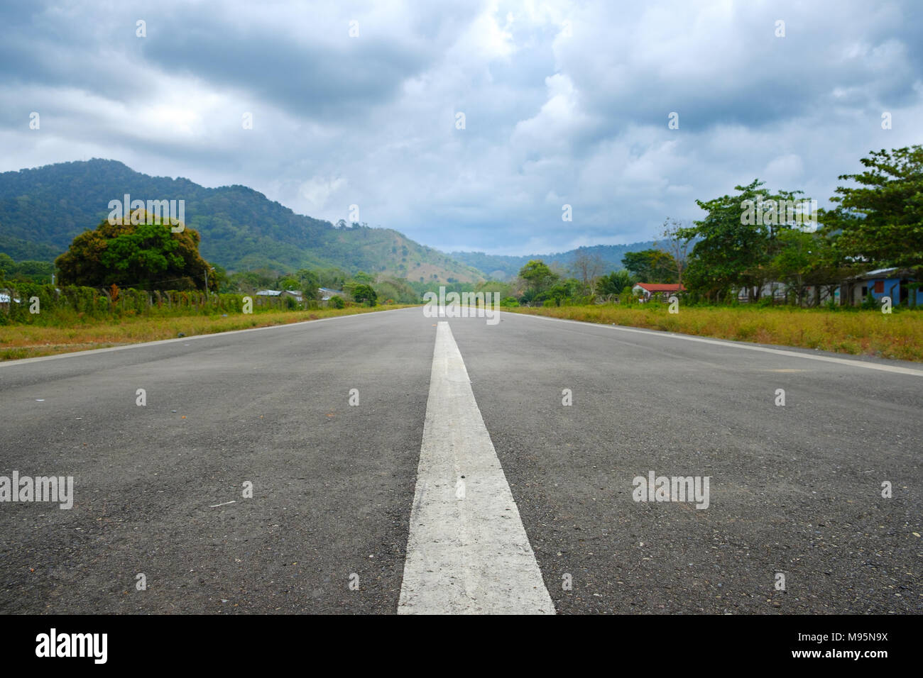 Gerade asphaltierte Straße in ländlichen Landschaft - leere Landebahn - Stockfoto