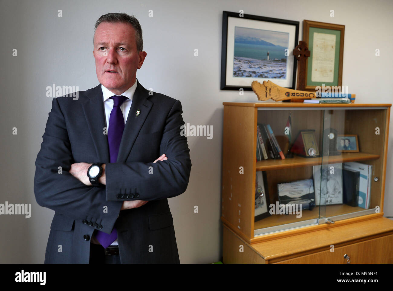 Sinn Fein's Conor Murphy in den Parlamentsgebäuden in Stormont, Belfast, wo er enthüllte, dass der pädophile Priester Malachy Finnegan ihn als Schuljunge körperlich misshandelte und versuchte, ihn zu pflegen. Stockfoto
