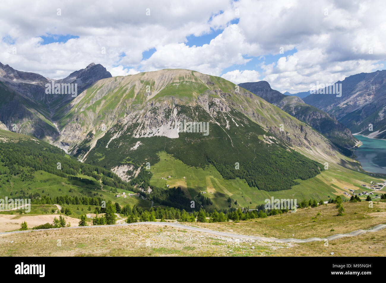 Schönen Sommer Landschaft mit Monte Motto und See Livigno, Italien Stockfoto