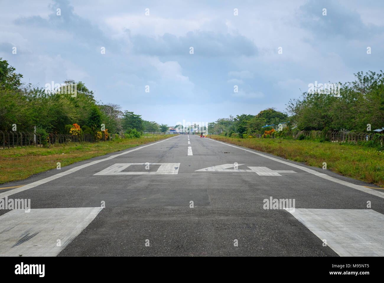Start- und Landebahn auf kleinen Flugplatz in ländlichen Landschaft mit Personen - Stockfoto