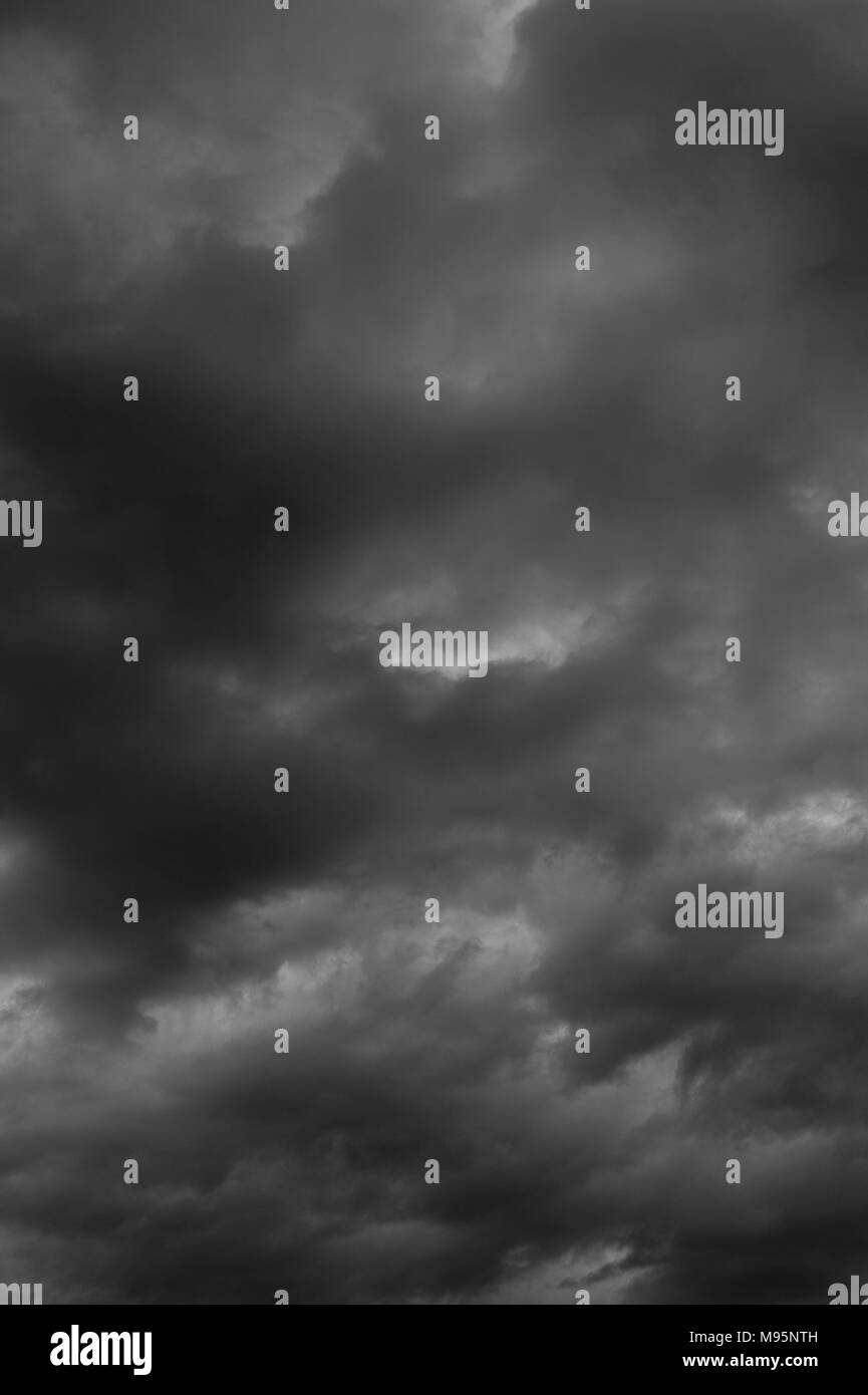 Stratocumulus Wolken düsterer in Richtung spät abends. Stockfoto