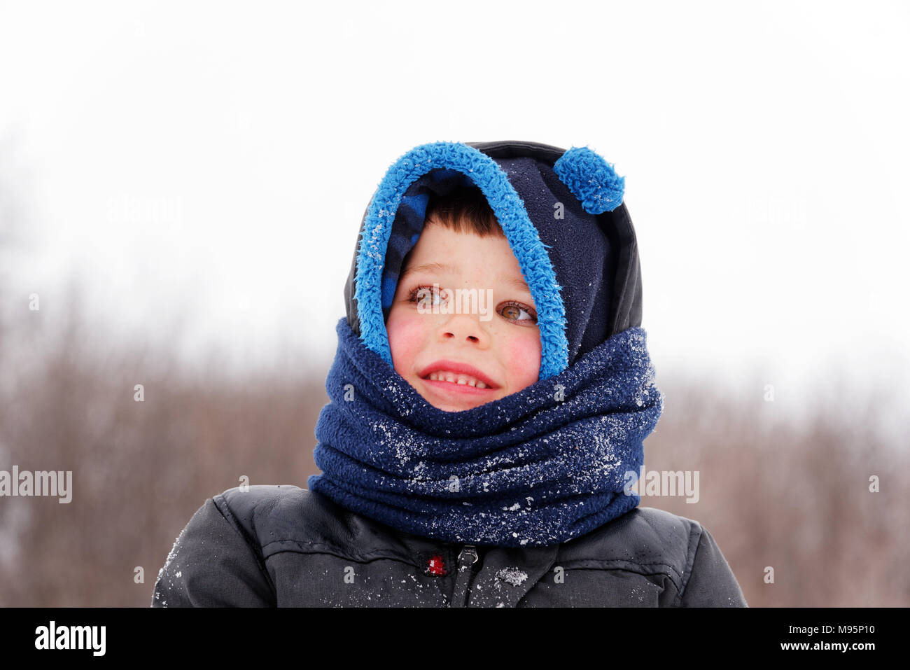Portrait von Jungen (5 Jahre alt) Tragen winter Mütze und Schal  Stockfotografie - Alamy