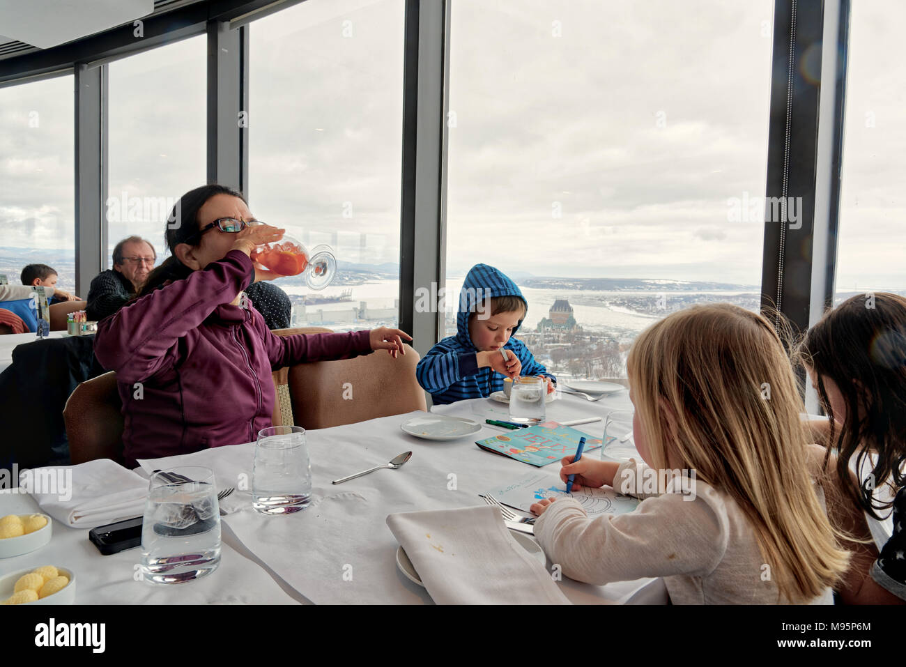 Familien im Ciel! Drehende Restaurant in der Stadt Quebec, mit iews über den gefrorenen St. Lawrence und das Chateau Frontenac Stockfoto