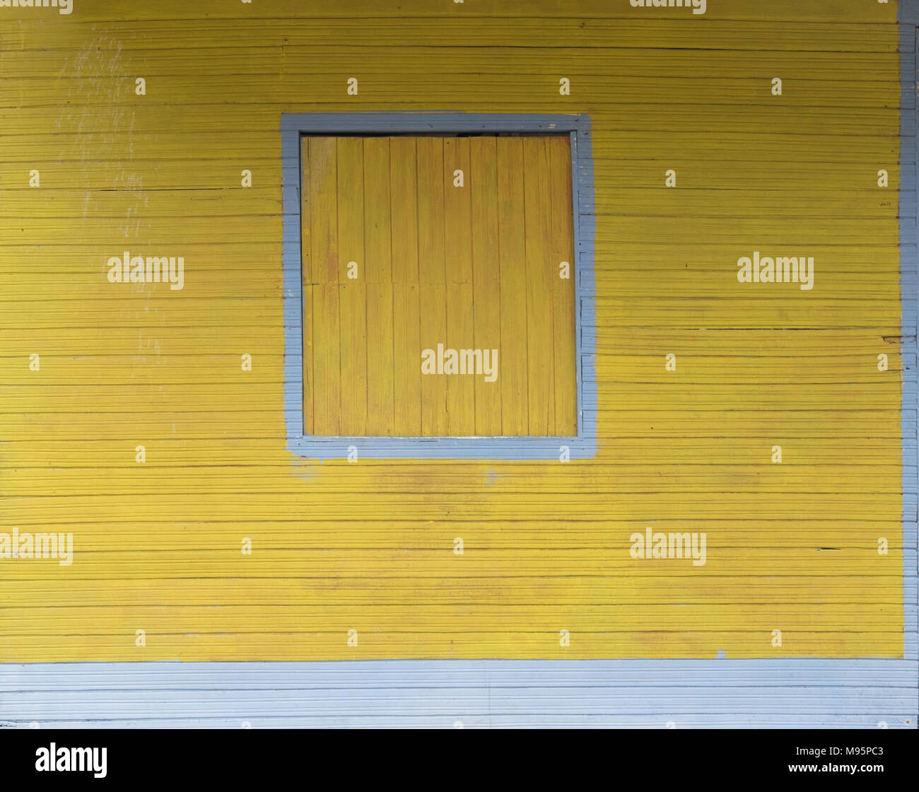 Geschlossenen Fensterläden aus Holz auf Holz Wand außen isoliert - Stockfoto