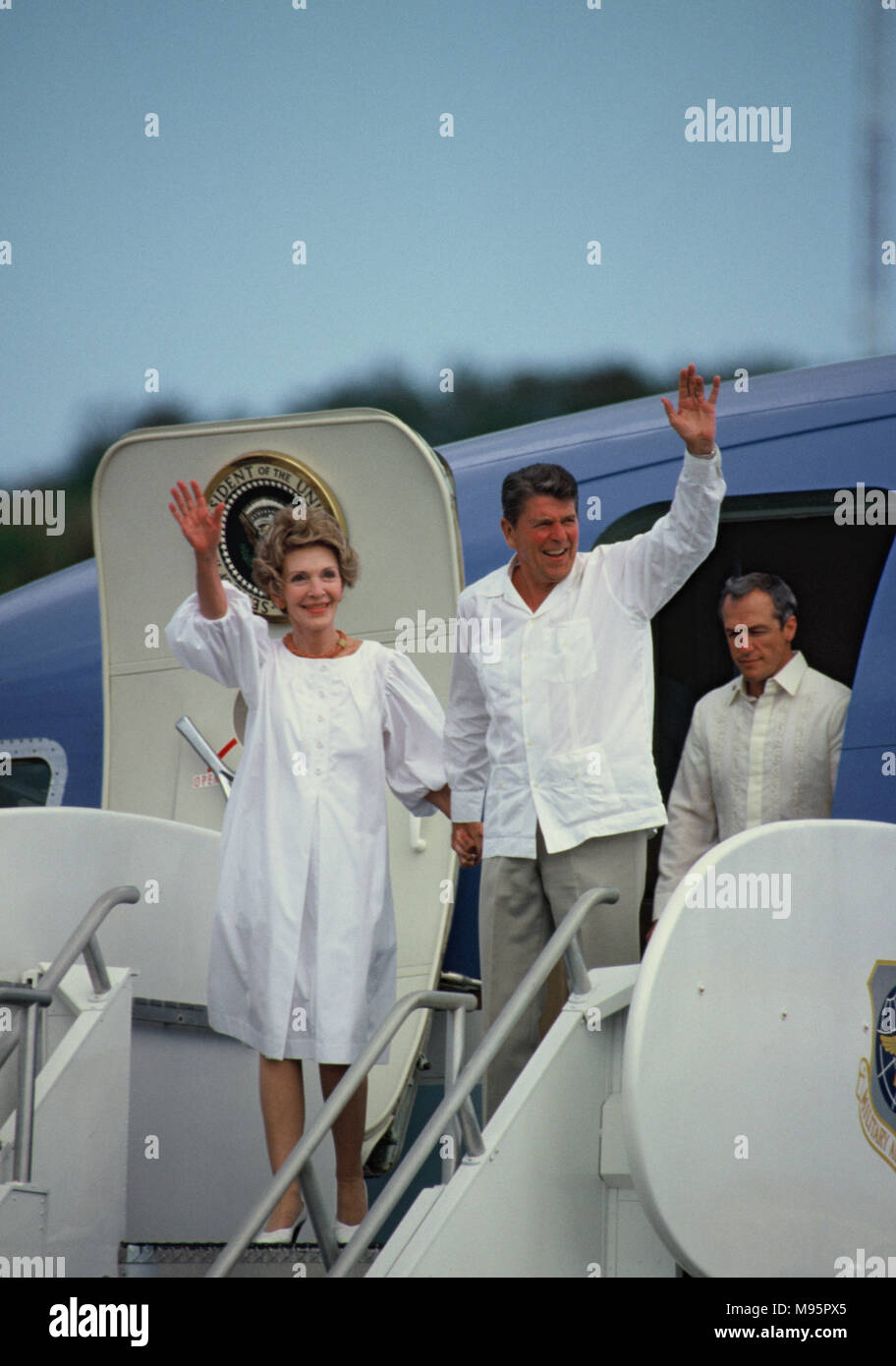 Präsident Ronald Reagan und First Lady Nancy Reagan wave als Ankunft in Hawaii auf April 26,1984 Foto von Dennis Brack Stockfoto