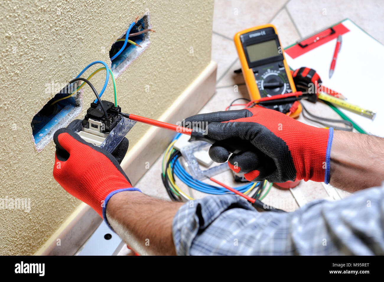 Elektriker Techniker bei der Arbeit Bausteine das Kabel zwischen die  Klemmen an eine Steckdose in einem Wohngebiet elektrische Installation  Stockfotografie - Alamy