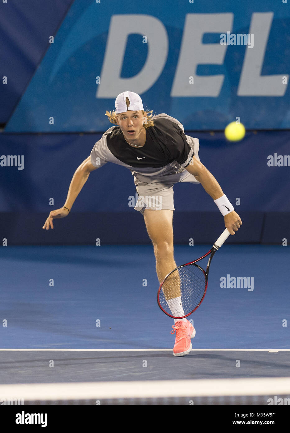 Delray Beach, FL - 23. Februar: Denis Shapovalov (CAN) Niederlagen Taylor Fritz (USA) 75 64 während ihrer Viertelfinale Spiel 2018 Delray Beach geöffnet an der Delray Beach Tennis Center in Delray Beach, Florida statt. Personen: Denis Shapovalov Stockfoto