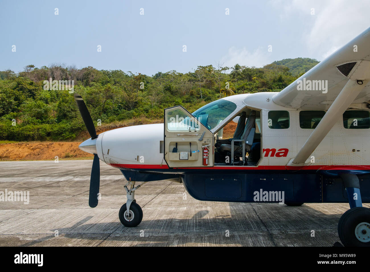 Puerto Marceau, Panama - März 2018: Kleine Cessna 208B propeller Flugzeug von Air Panama mit offenem Cockpit Tür Stockfoto