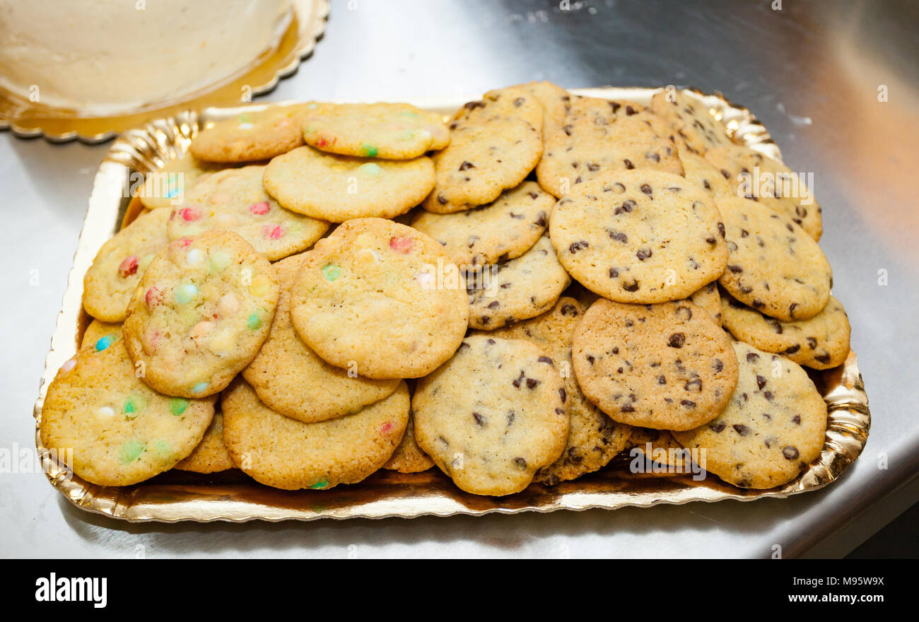 American Cookies. Es gibt viele Rezepte, die bekanntesten sind die mit Chocolate Chips und farbigen Süßigkeiten. Stockfoto