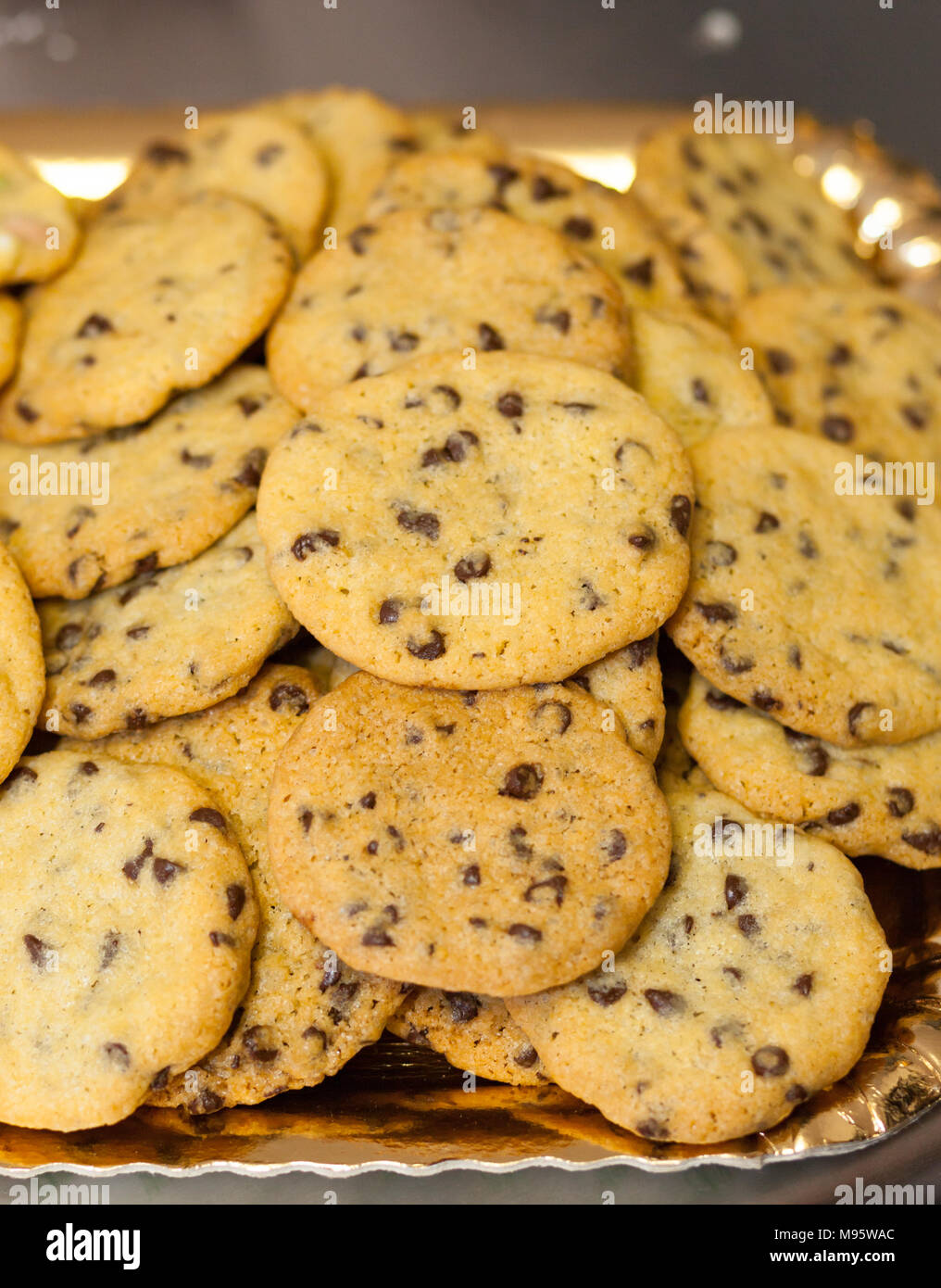 American Cookies. Es gibt viele Rezepte, die bekanntesten sind die mit Chocolate Chips und farbigen Süßigkeiten. Stockfoto