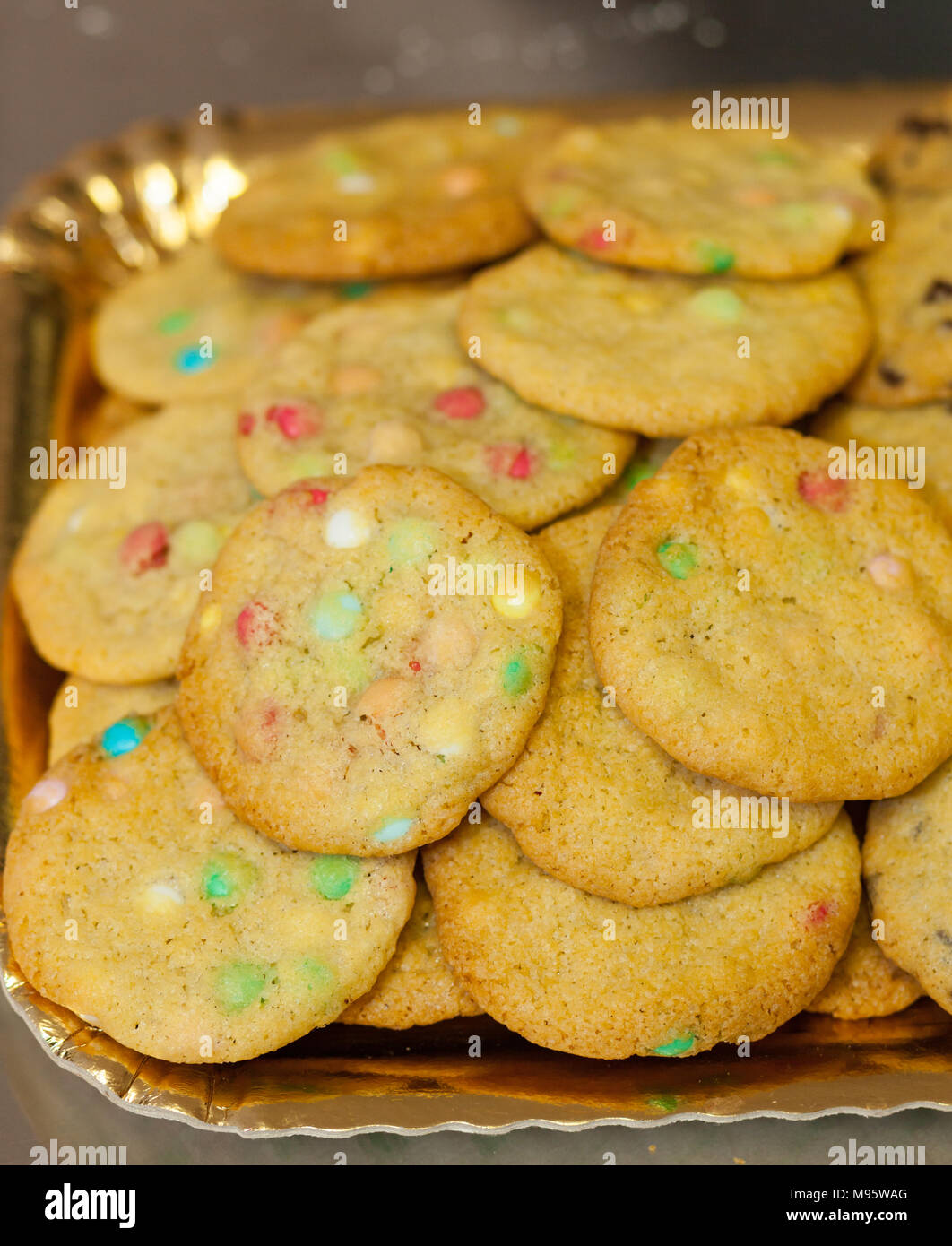 American Cookies. Es gibt viele Rezepte, die bekanntesten sind die mit Chocolate Chips und farbigen Süßigkeiten. Stockfoto