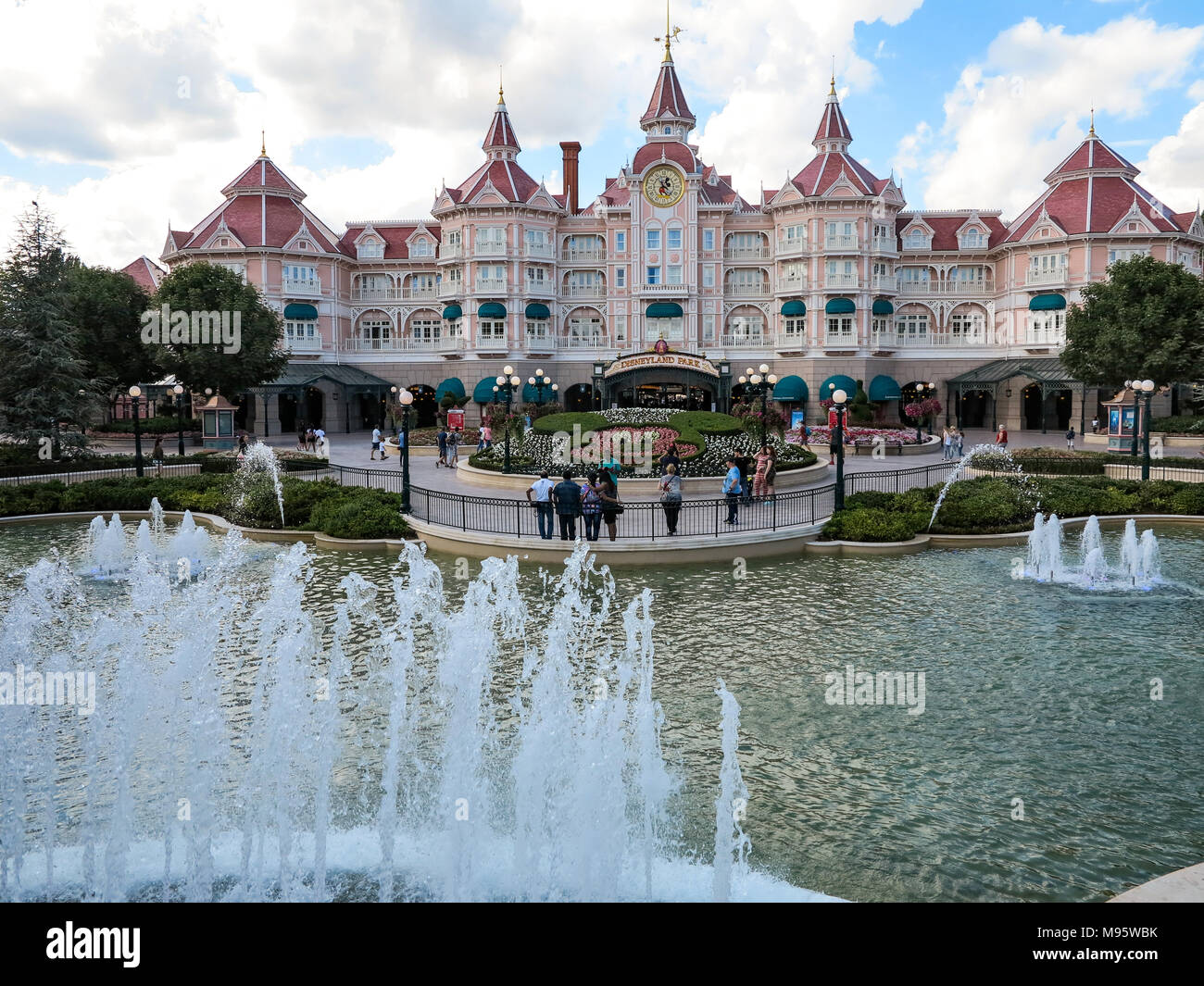 MARNE-la-Vallee, Frankreich - 29. Juli 2016 - Das Disneyland Hotel im Disneyland Resort Paris. Stockfoto