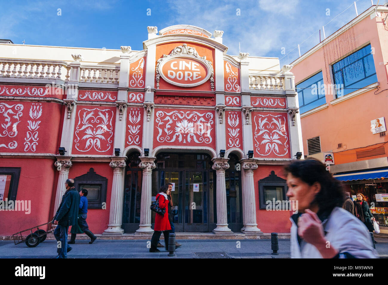 Madrid, Spanien: die Menschen gehen vorbei cine Doré, das Kino der Spanischen Cinemathèque (filmoteca Española) und von Pedro Almodóvar in Sprich mit Ihr empfohlene Stockfoto