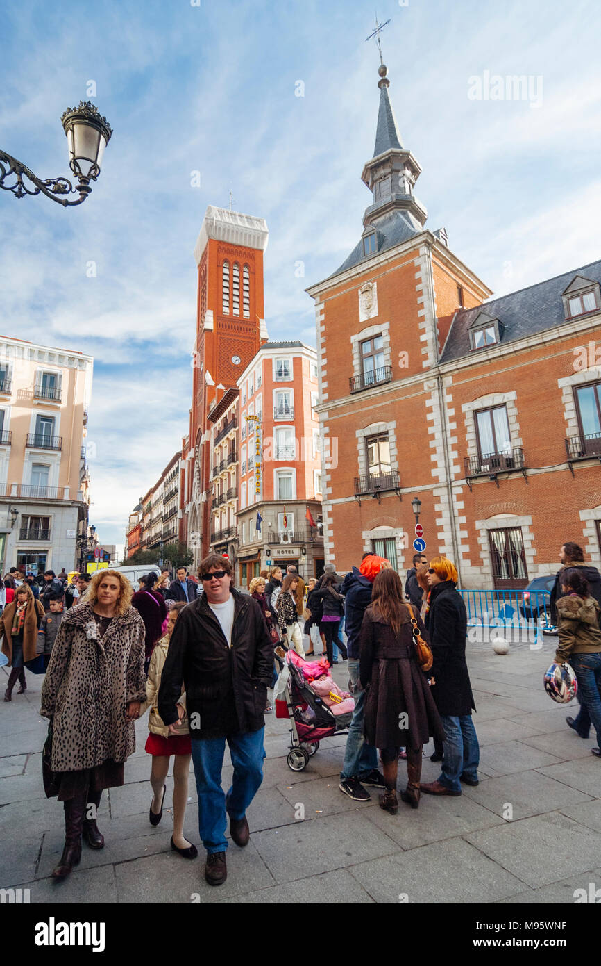 Madrid, Spanien: die Menschen auf der Plaza de la Provincia Square durch den Barock Santa Cruz Palast, Sitz des Ministeriums für Auswärtige Angelegenheiten. Stockfoto