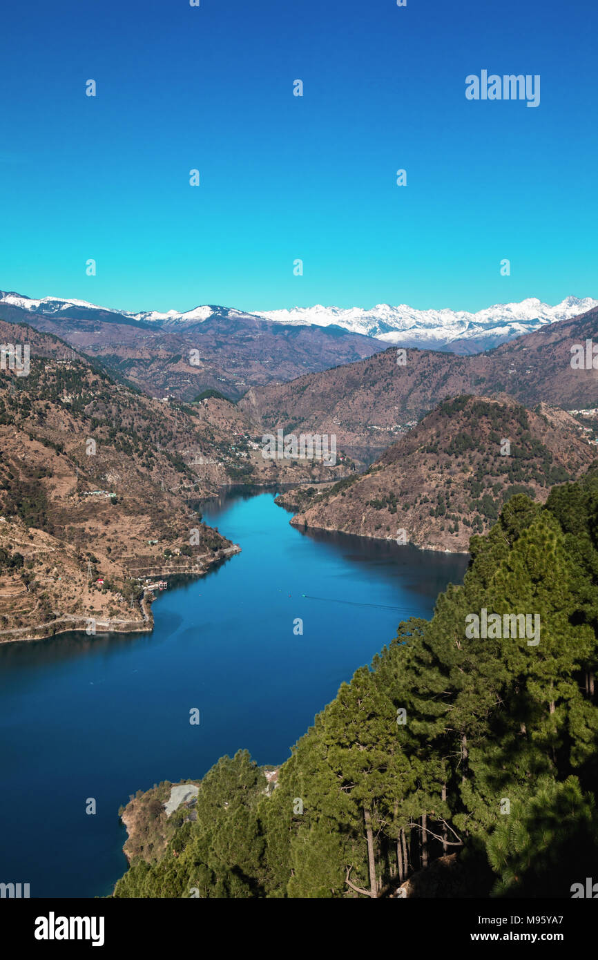 Die Schlange geformte Chamera See als von einem Top View Point mit Schnee bedeckten Gipfeln im Hintergrund gesehen Stockfoto