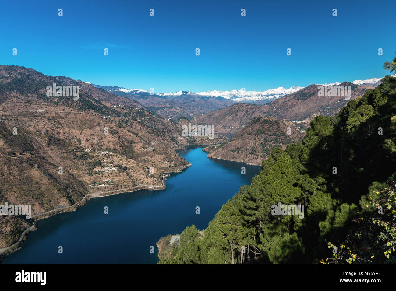 Die Schlange geformte Chamera See als von einem Top View Point mit Schnee bedeckten Gipfeln im Hintergrund gesehen Stockfoto