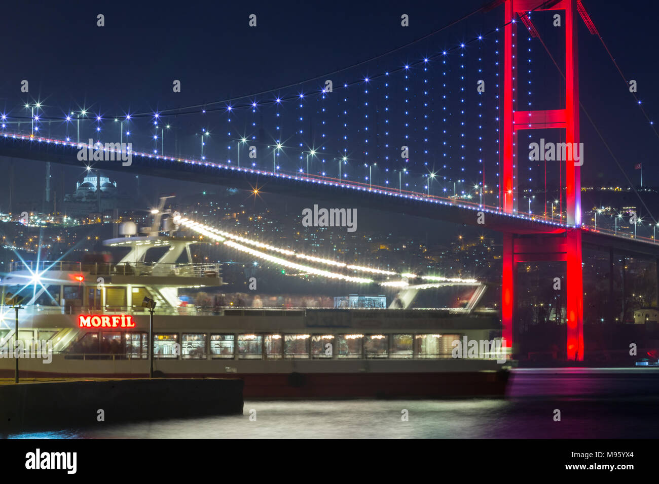Nacht Blick vom 15. Juli Märtyrer Brücke oder inoffiziell Bosporus Brücke genannt auch die erste Brücke über den Bosporus in Istanbul, Türkei. 03. Januar 2018 Stockfoto