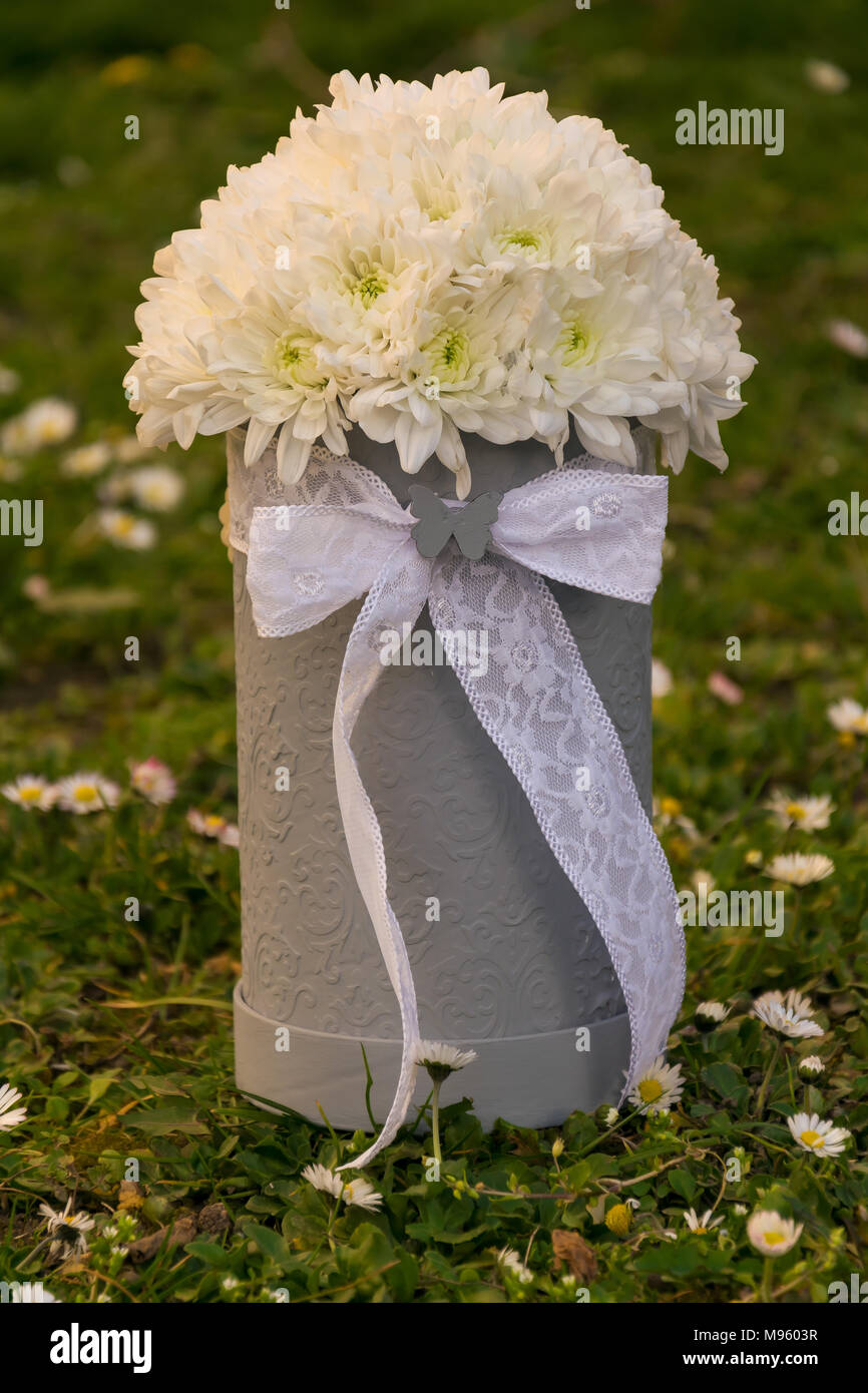 Ein Strauß weißer Blumen für ein Geschenk zum Hochzeitstag, Valentinstag, Tag der Frauen, Geburtstag, Hochzeit. Symbol der Liebe. Stockfoto