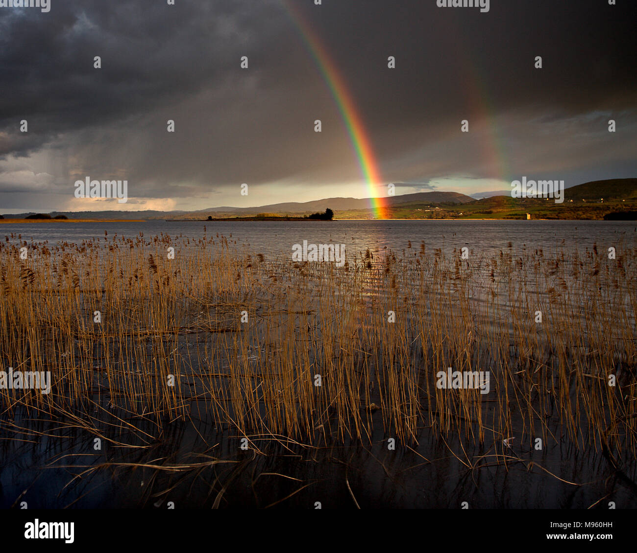 Regenbogen über Lough Derg, Irland an einem stürmischen Tag Stockfoto